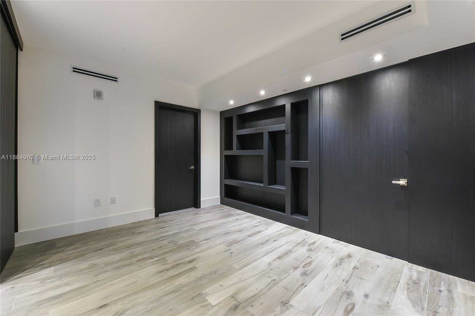 Small Image of 1010 BRICKELL AVE #3905, Miami Number 3