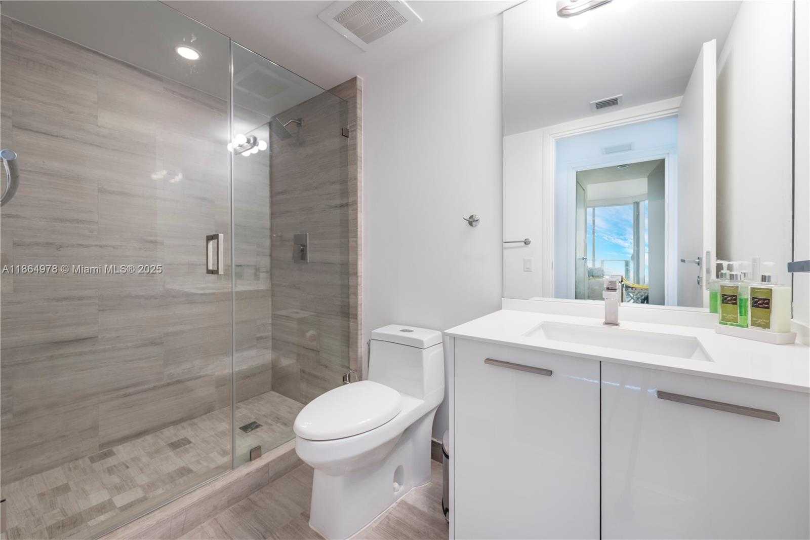 Small Image of 1300 BRICKELL BAY DR #1909, Miami Number 17
