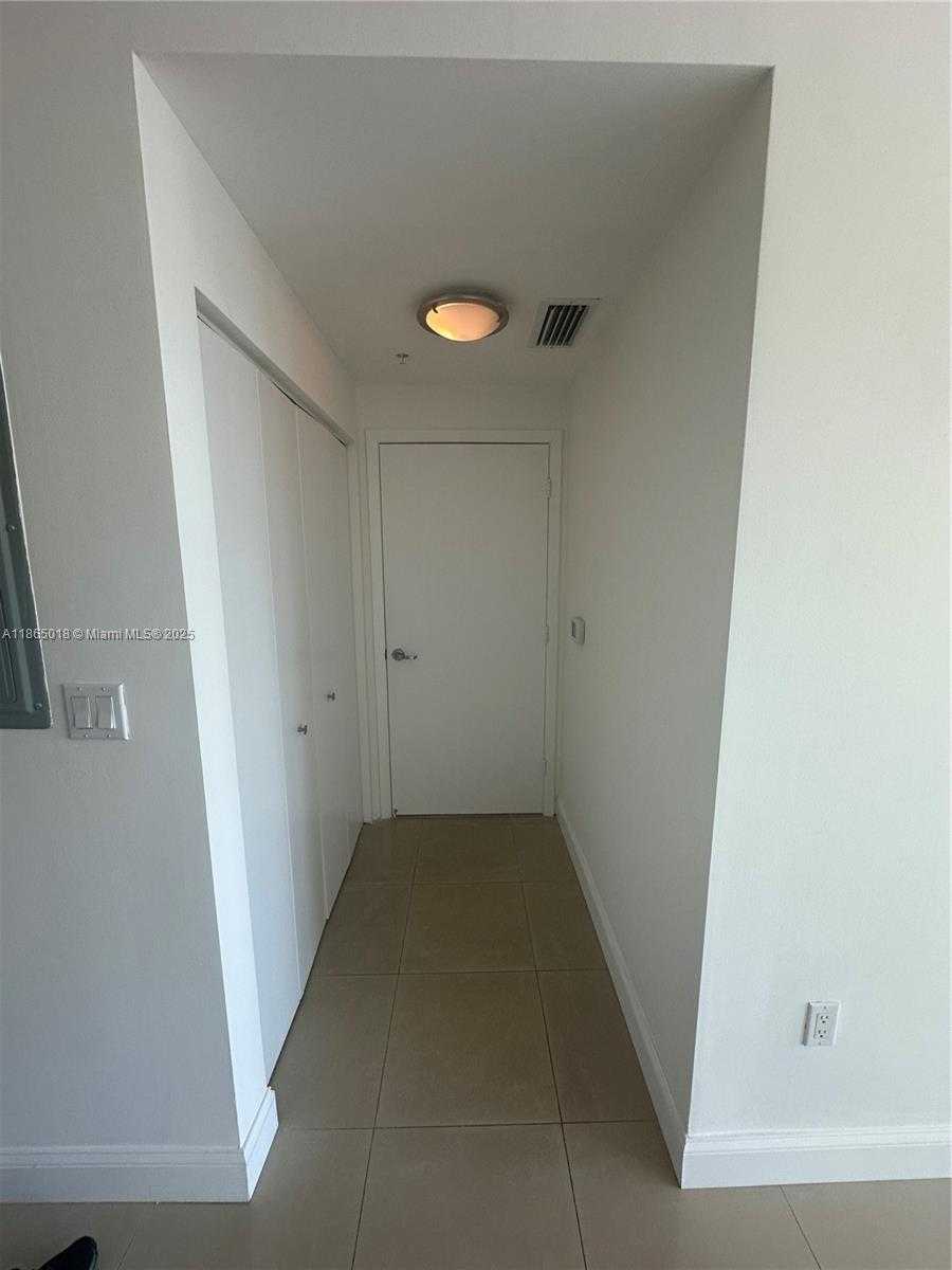 Small Image of 90 NW 3rd St, Miami, FL 33128, USA Number 29
