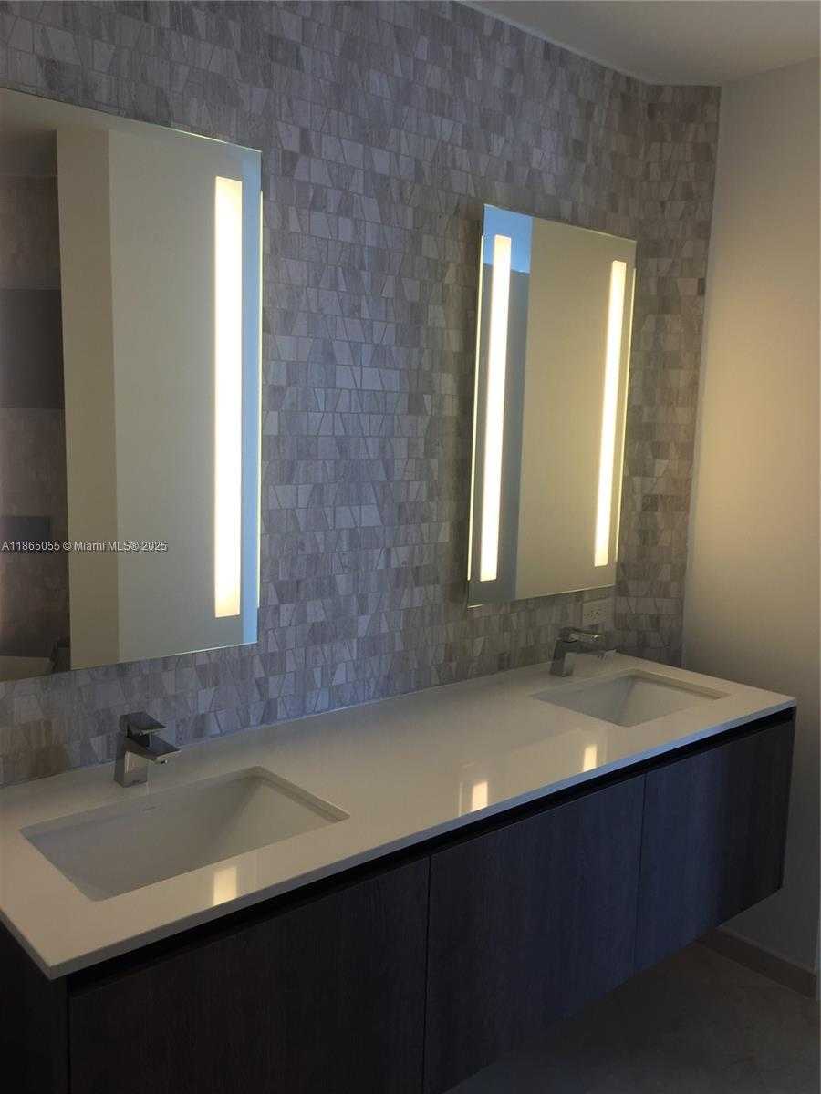 Small Image of 68 SOUTH EAST 6TH ST #2611, Miami Number 22
