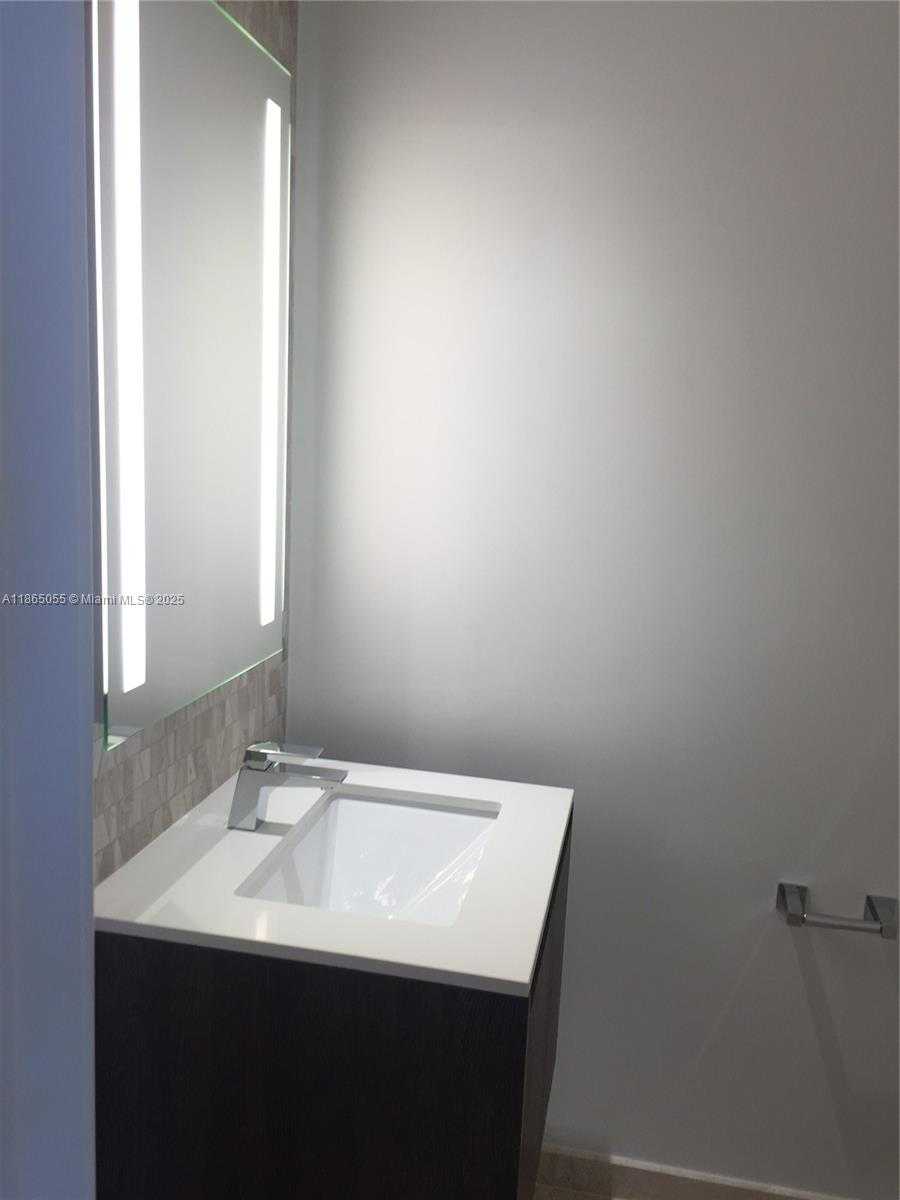 Small Image of 68 SOUTH EAST 6TH ST #2611, Miami Number 4