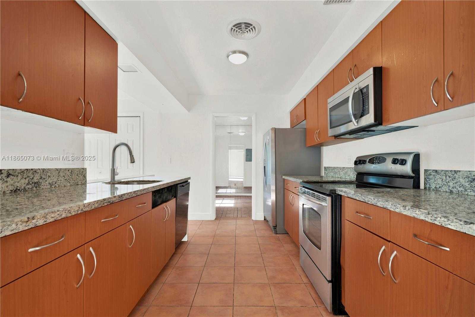 Small Image of 15831 PALMETTO CLUB DR, Miami Number 10