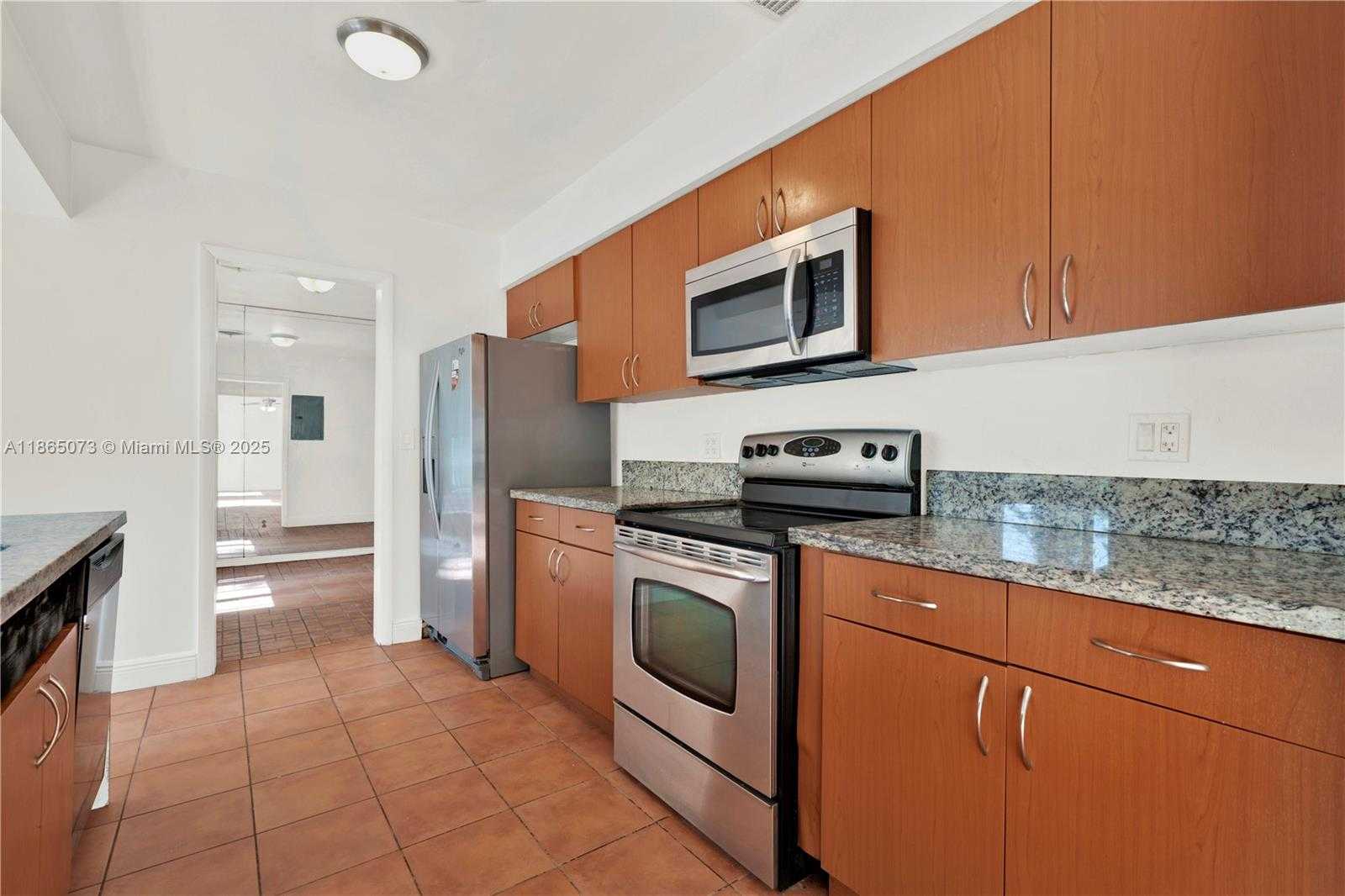 Small Image of 15831 PALMETTO CLUB DR, Miami Number 11