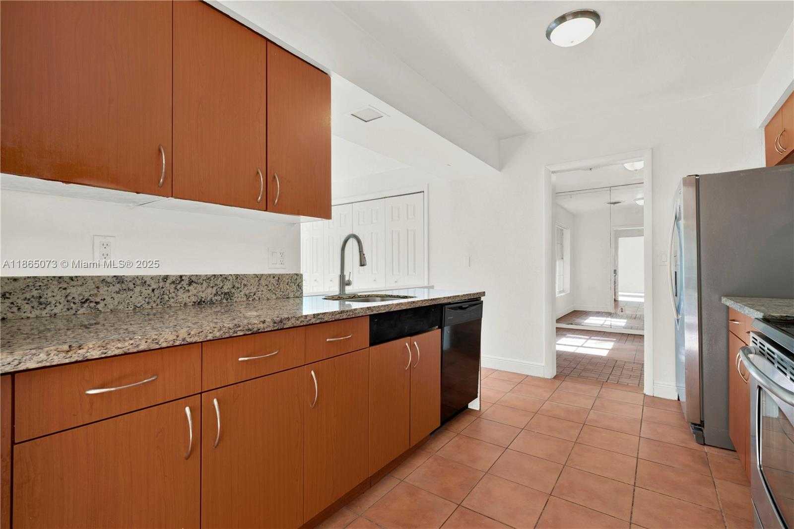 Small Image of 15831 PALMETTO CLUB DR, Miami Number 12