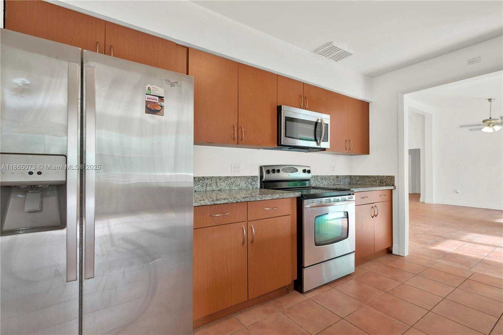 Small Image of 15831 PALMETTO CLUB DR, Miami Number 13