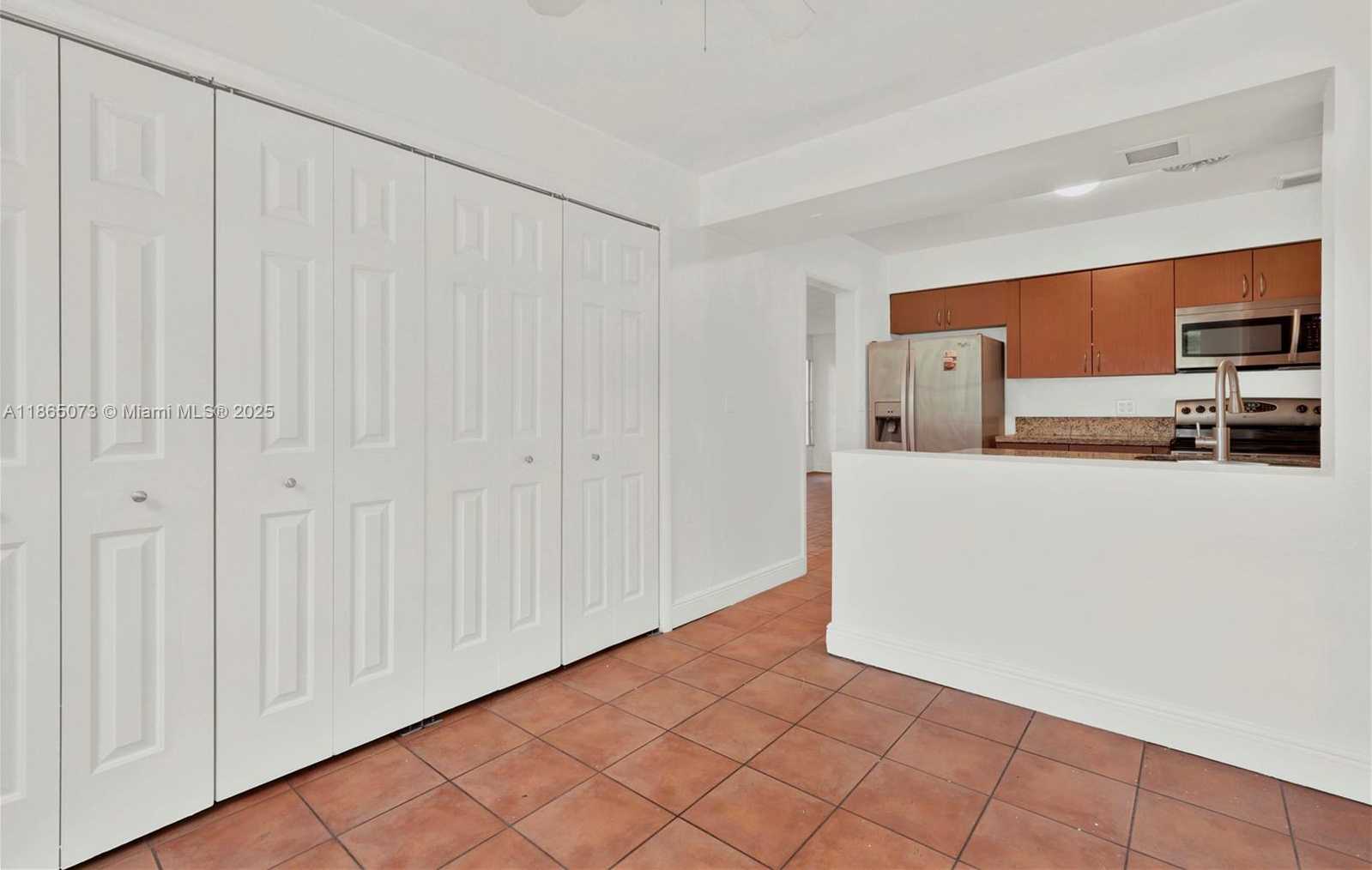 Small Image of 15831 PALMETTO CLUB DR, Miami Number 14