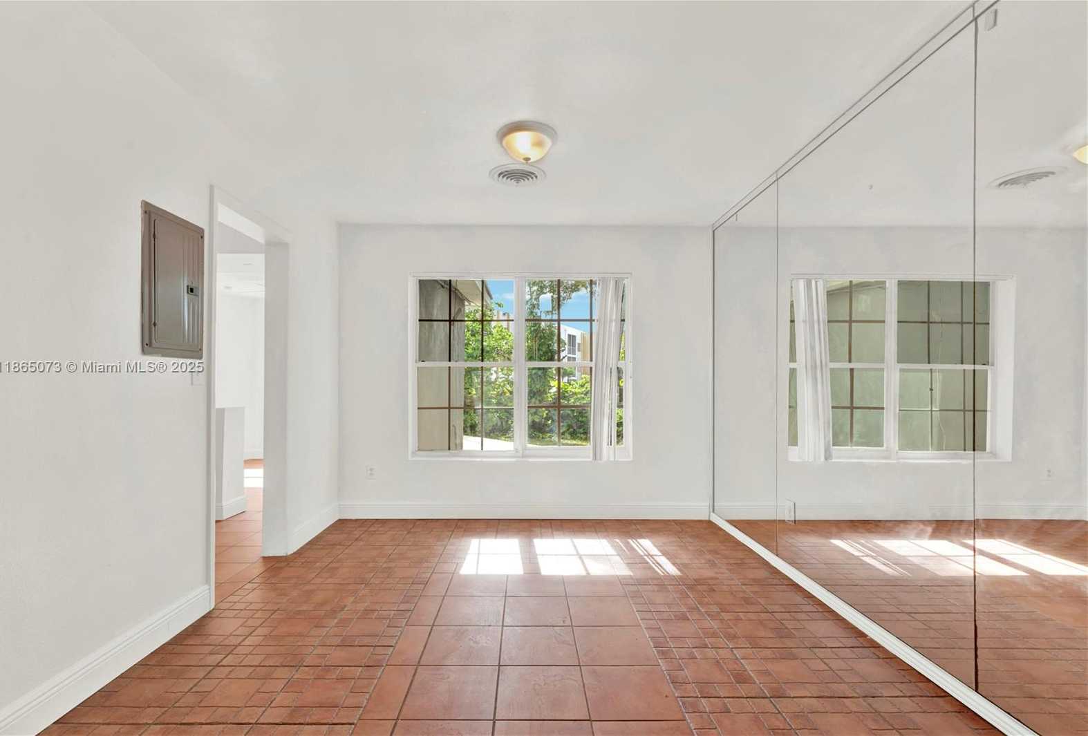 Small Image of 15831 PALMETTO CLUB DR, Miami Number 16