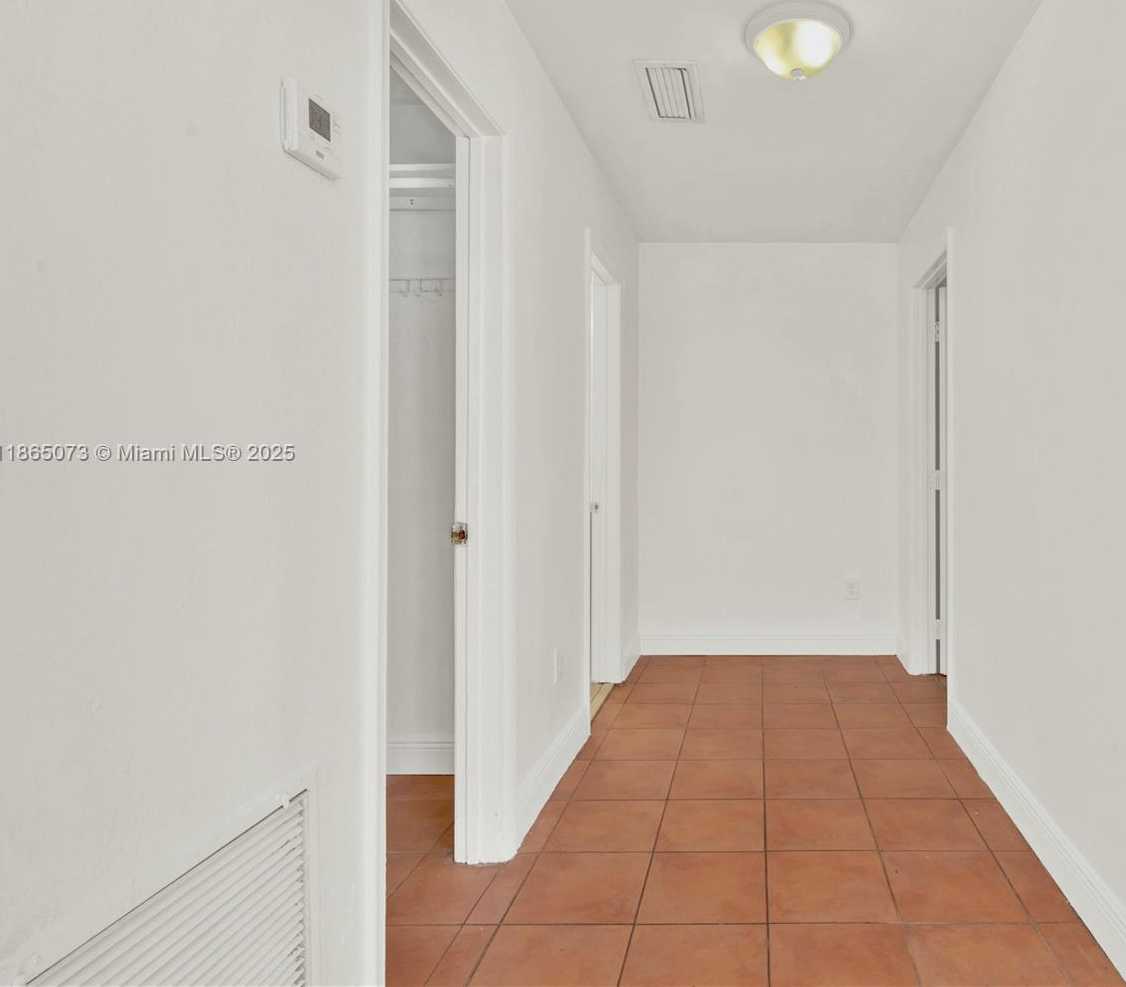Small Image of 15831 PALMETTO CLUB DR, Miami Number 17