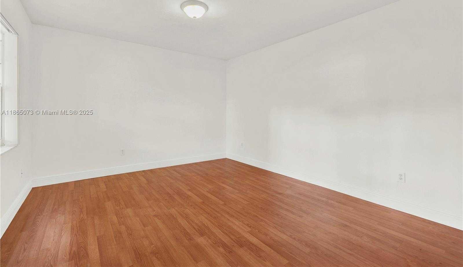 Small Image of 15831 PALMETTO CLUB DR, Miami Number 19