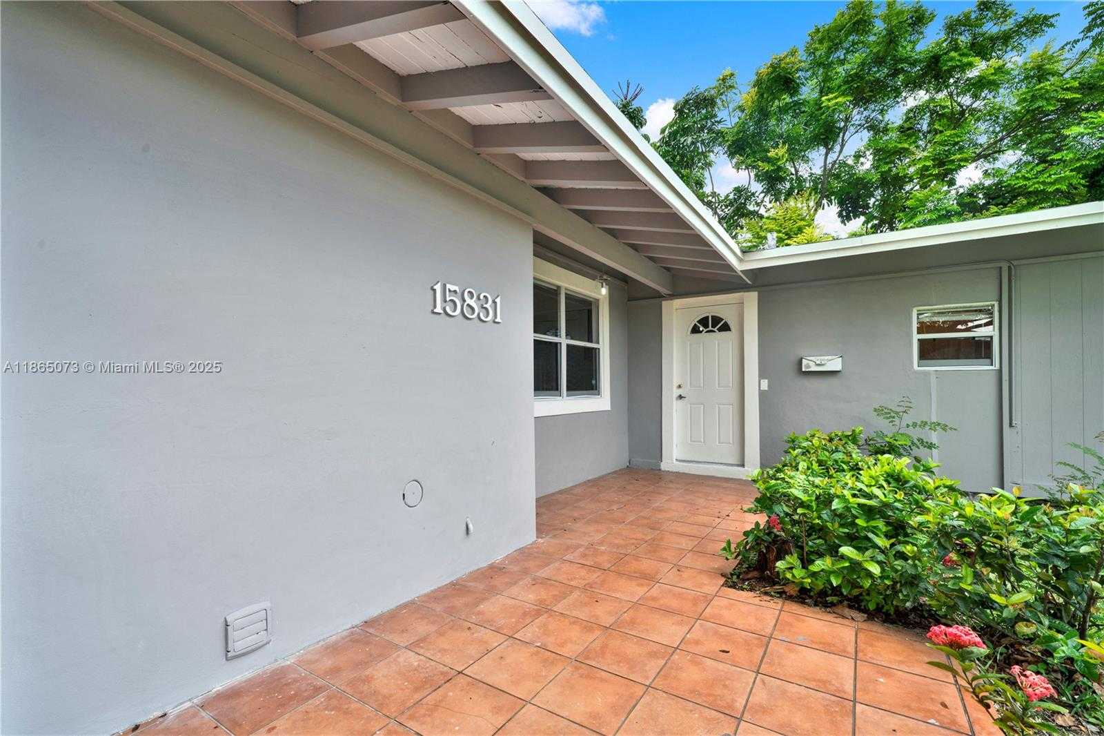 Small Image of 15831 PALMETTO CLUB DR, Miami Number 2