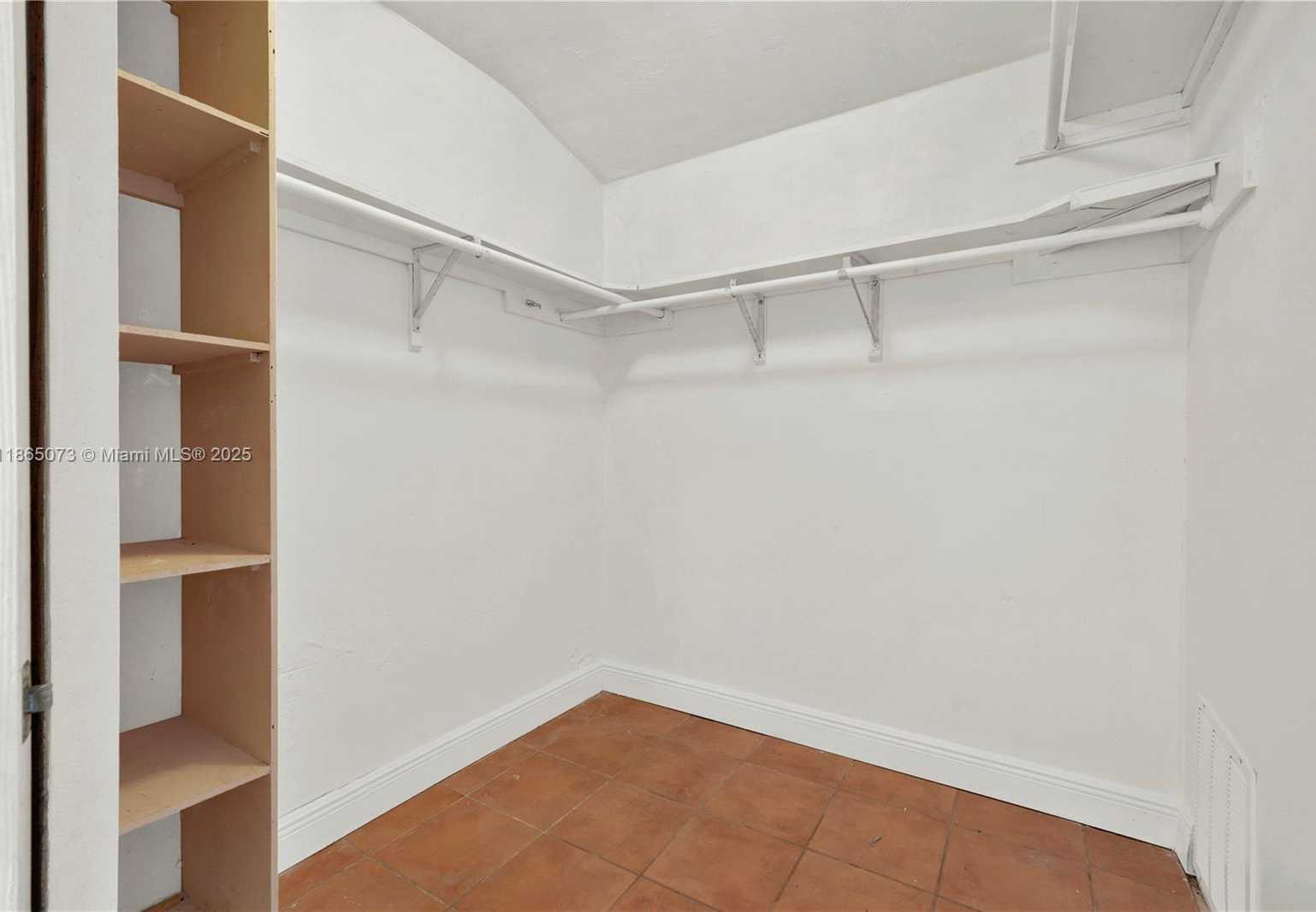 Small Image of 15831 PALMETTO CLUB DR, Miami Number 20