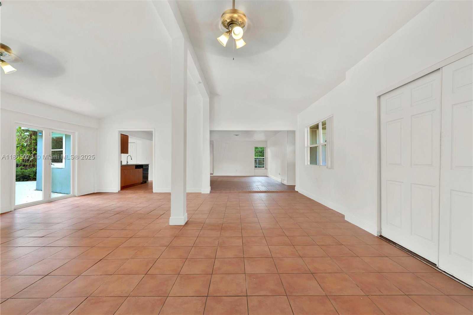 Small Image of 15831 PALMETTO CLUB DR, Miami Number 21