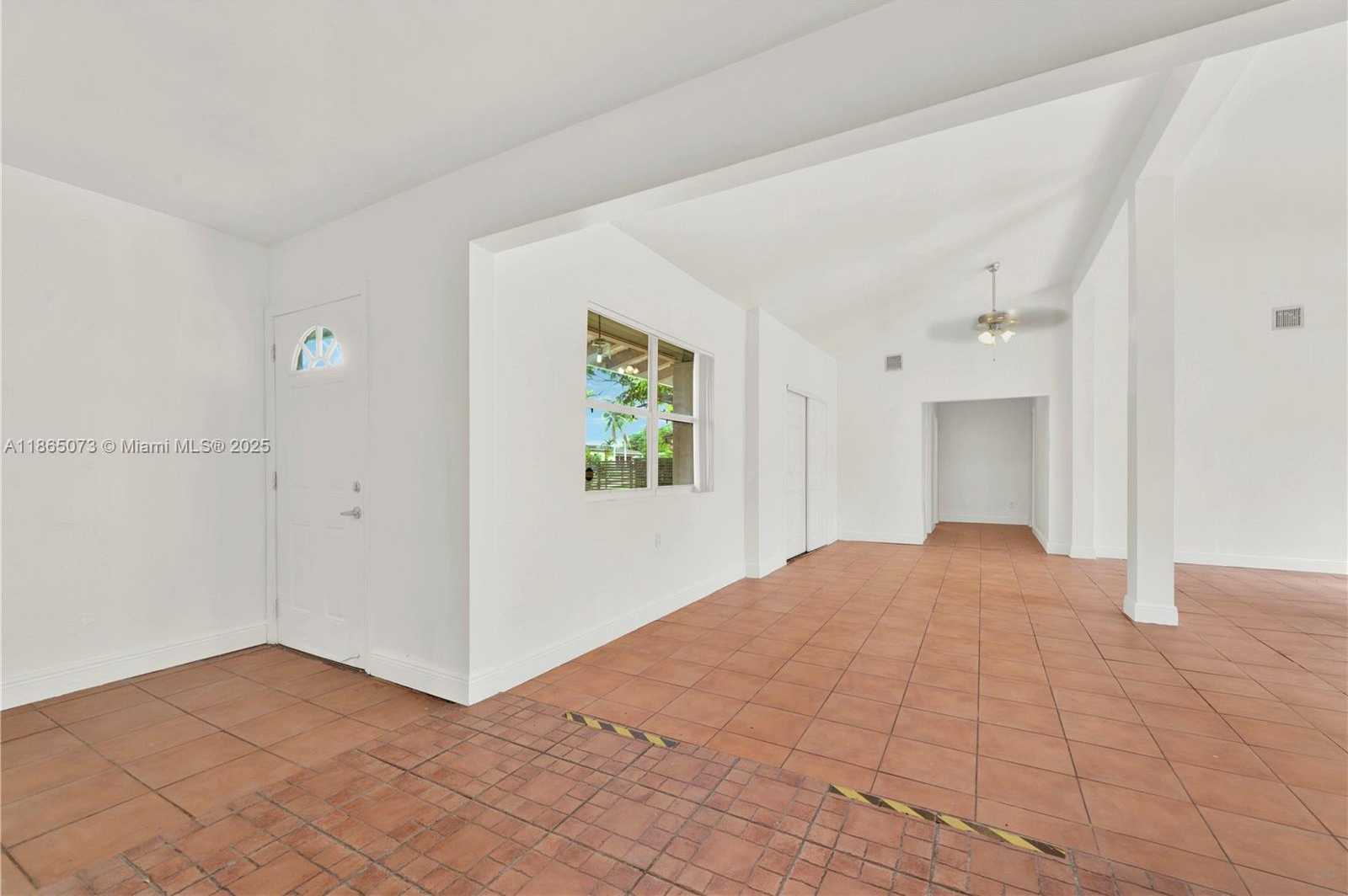 Small Image of 15831 PALMETTO CLUB DR, Miami Number 22