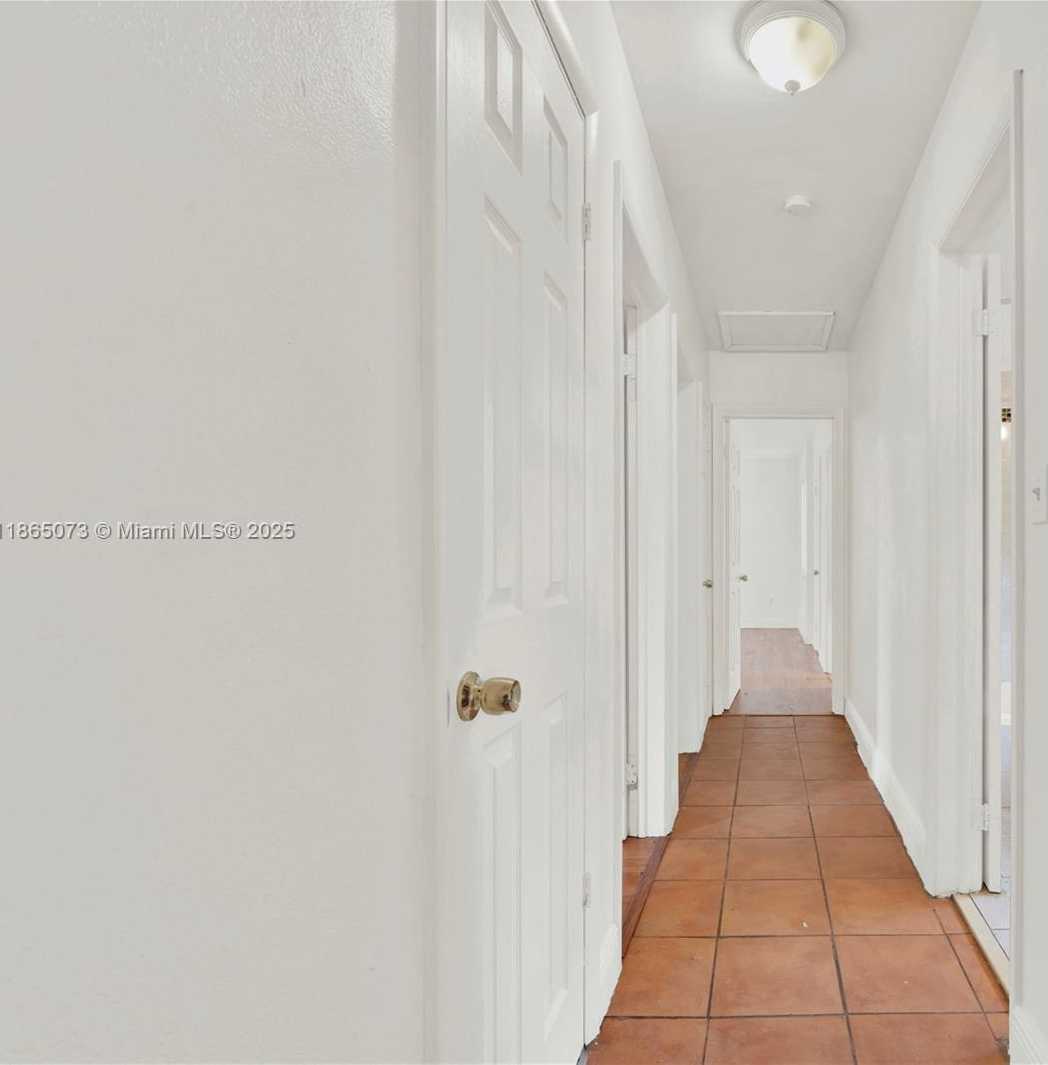 Small Image of 15831 PALMETTO CLUB DR, Miami Number 23