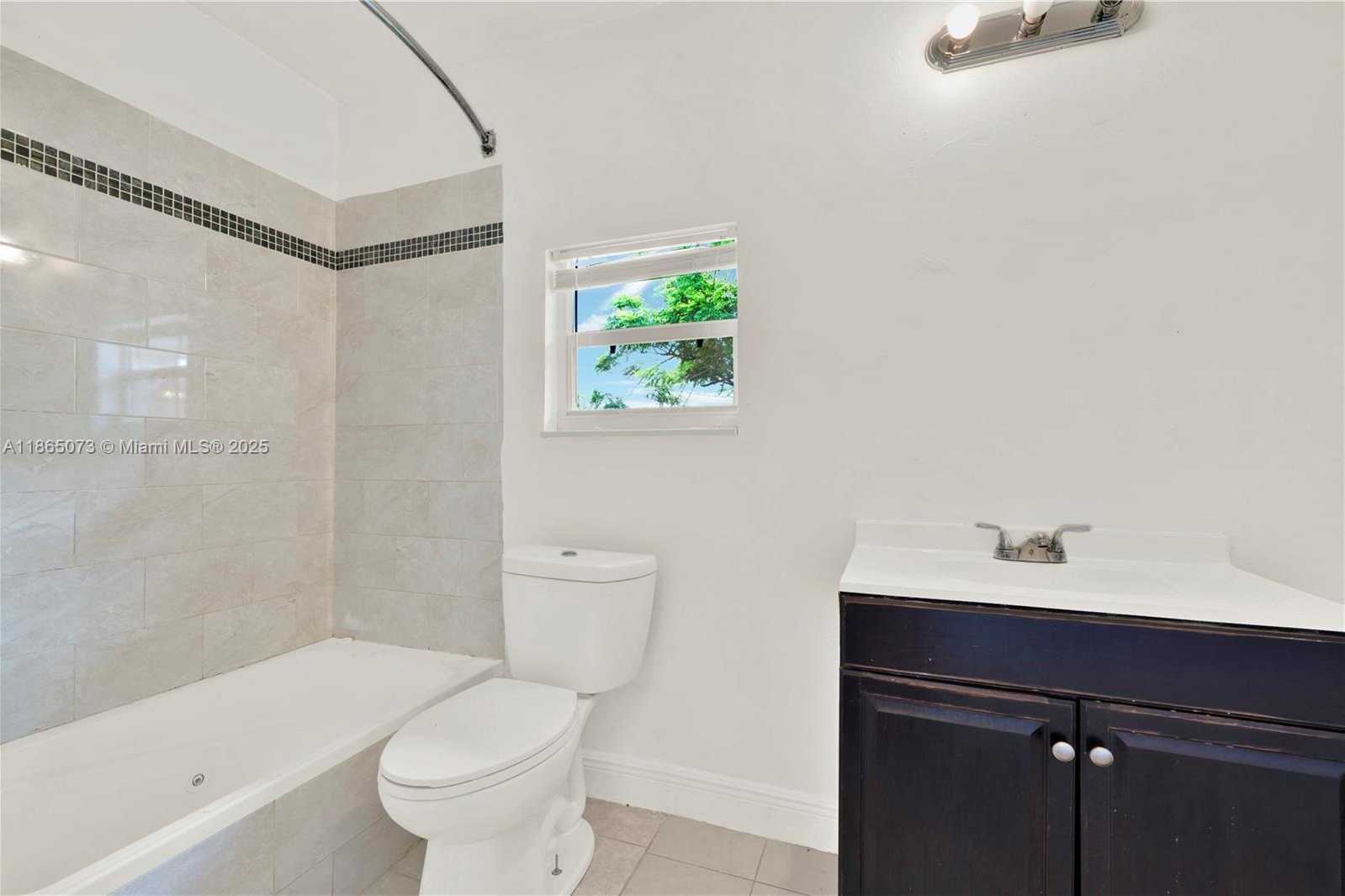 Small Image of 15831 PALMETTO CLUB DR, Miami Number 25