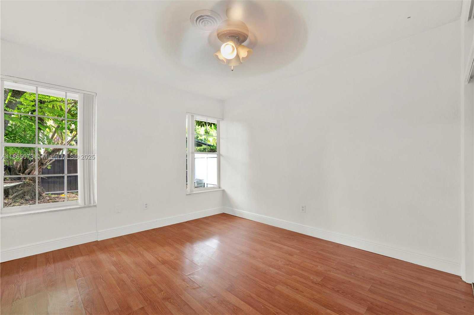 Small Image of 15831 PALMETTO CLUB DR, Miami Number 26