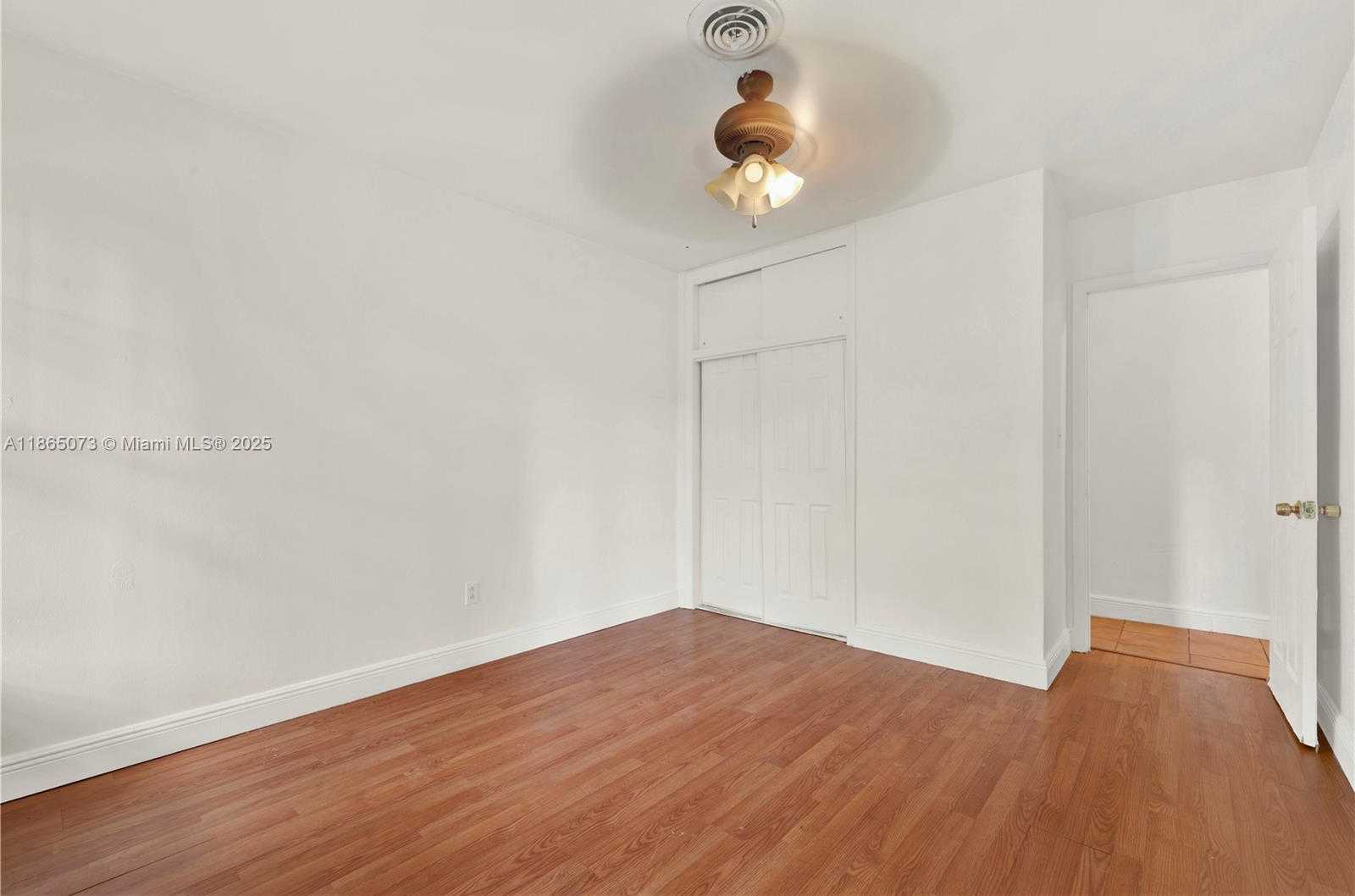 Small Image of 15831 PALMETTO CLUB DR, Miami Number 27