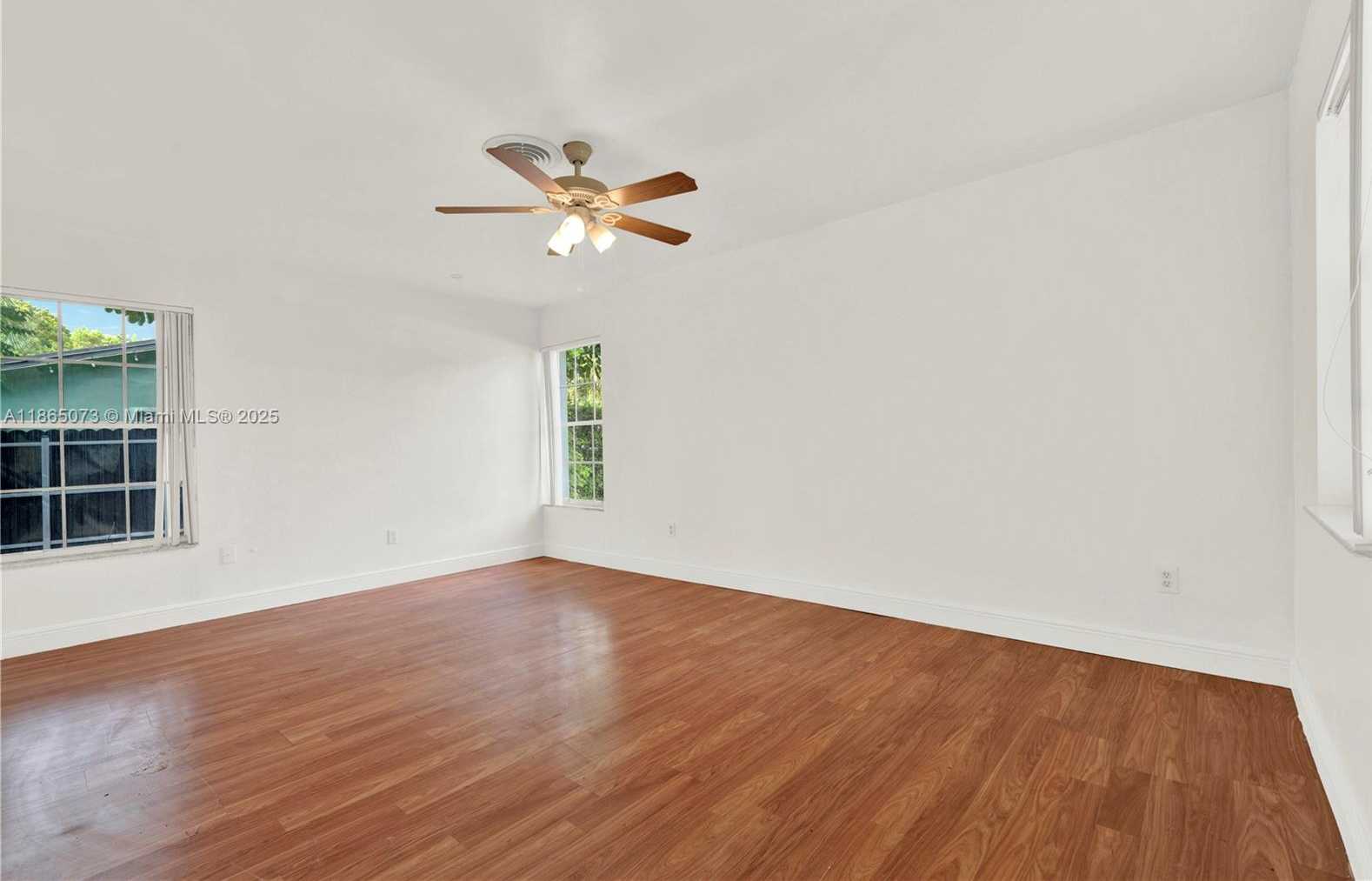 Small Image of 15831 PALMETTO CLUB DR, Miami Number 28