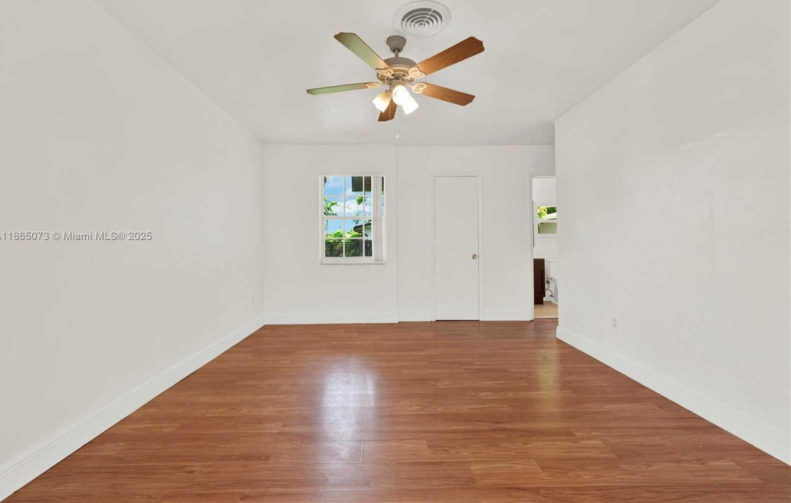 Small Image of 15831 PALMETTO CLUB DR, Miami Number 29