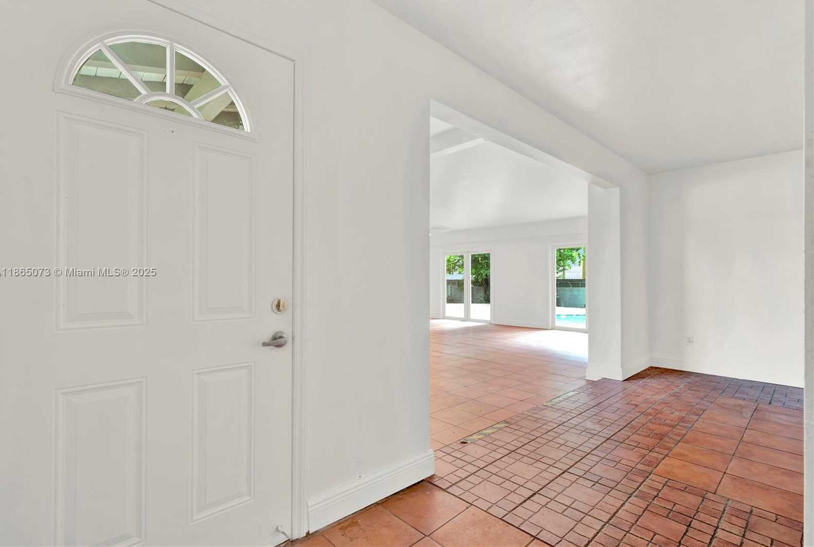 Small Image of 15831 PALMETTO CLUB DR, Miami Number 3
