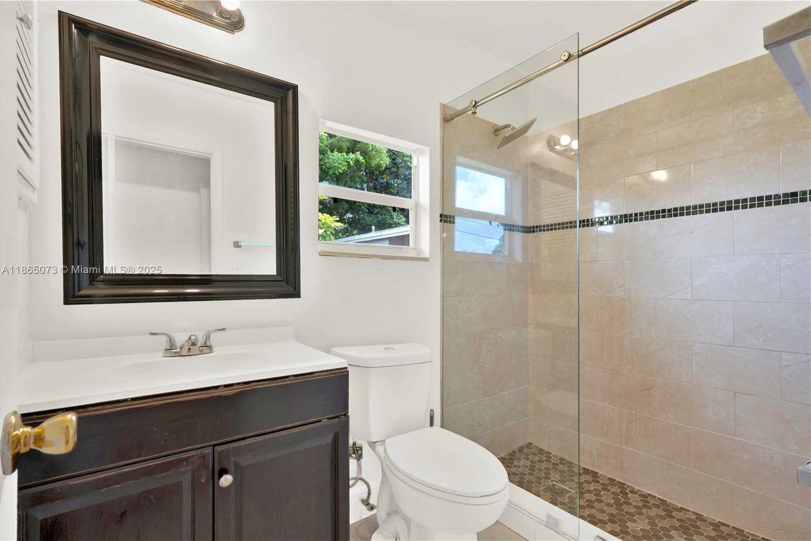 Small Image of 15831 PALMETTO CLUB DR, Miami Number 30