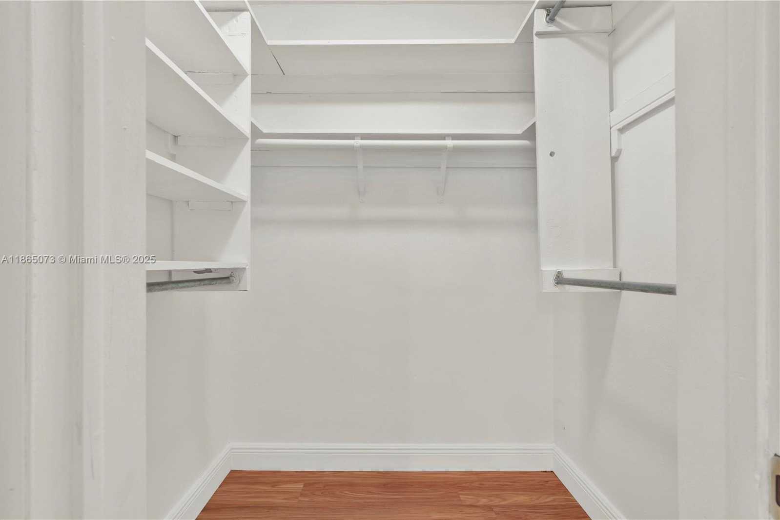 Small Image of 15831 PALMETTO CLUB DR, Miami Number 31