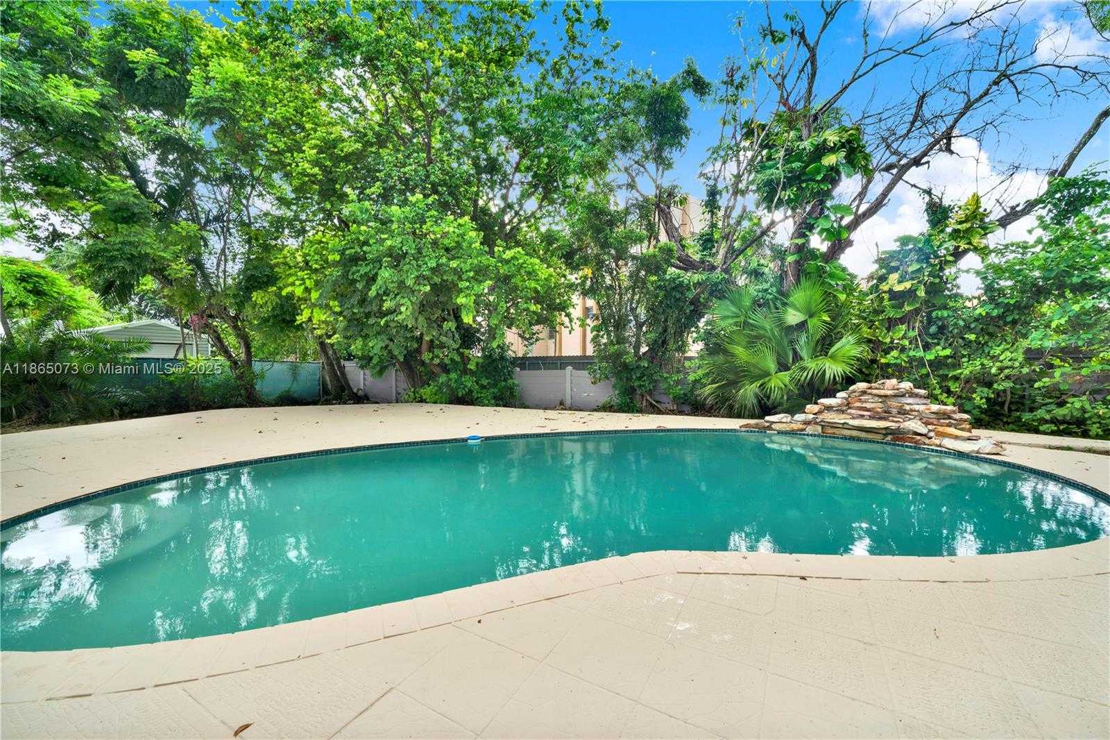 Small Image of 15831 PALMETTO CLUB DR, Miami Number 32