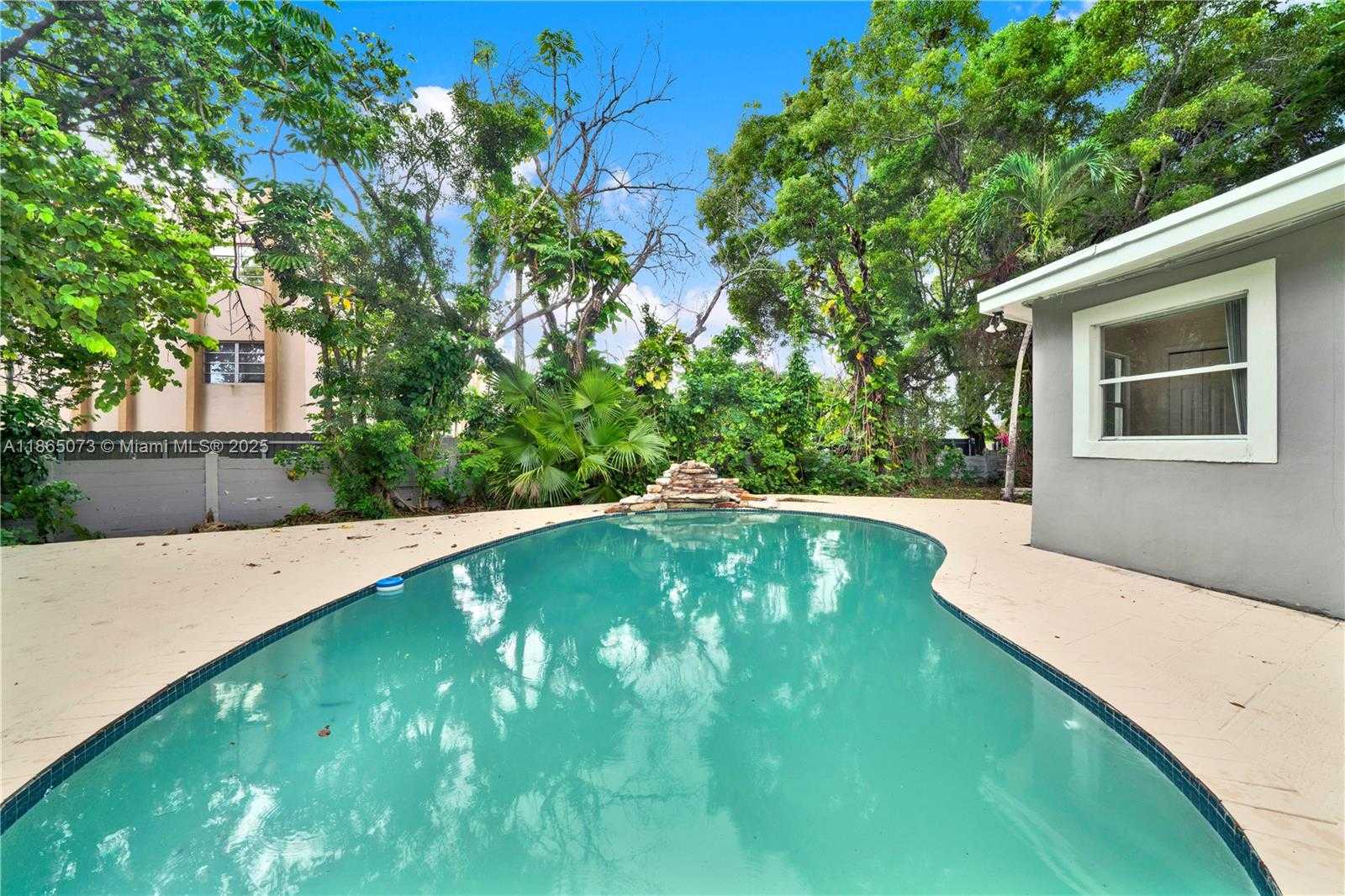 Small Image of 15831 PALMETTO CLUB DR, Miami Number 33