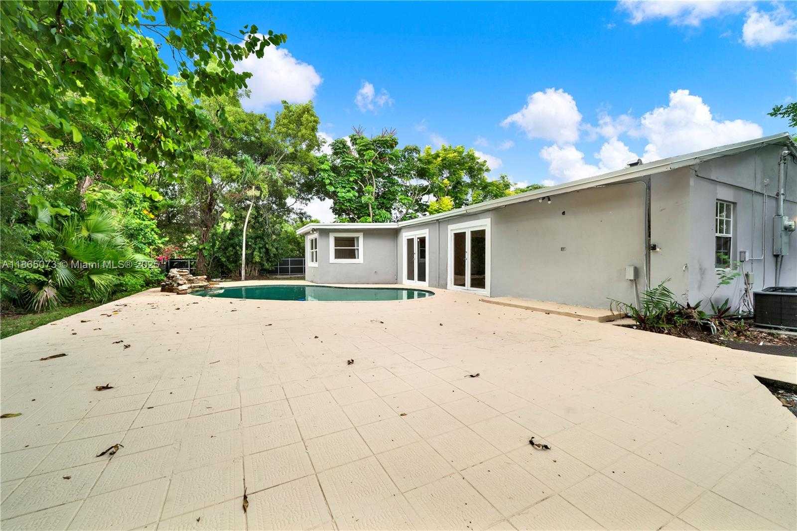 Small Image of 15831 PALMETTO CLUB DR, Miami Number 34
