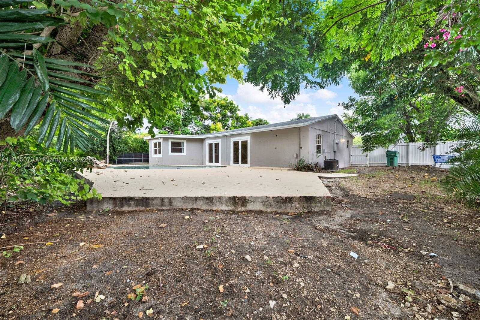 Small Image of 15831 PALMETTO CLUB DR, Miami Number 35