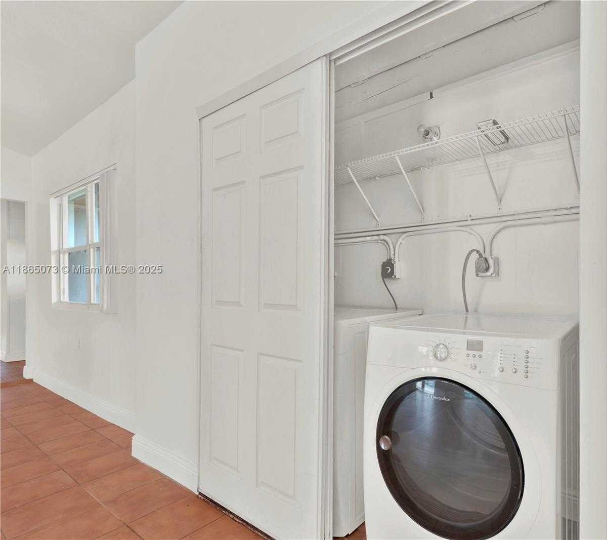 Small Image of 15831 PALMETTO CLUB DR, Miami Number 36