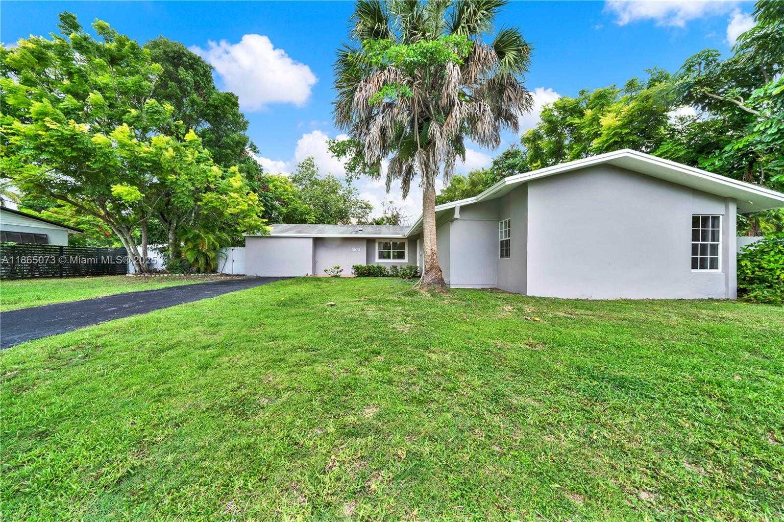 Small Image of 15831 PALMETTO CLUB DR, Miami Number 37