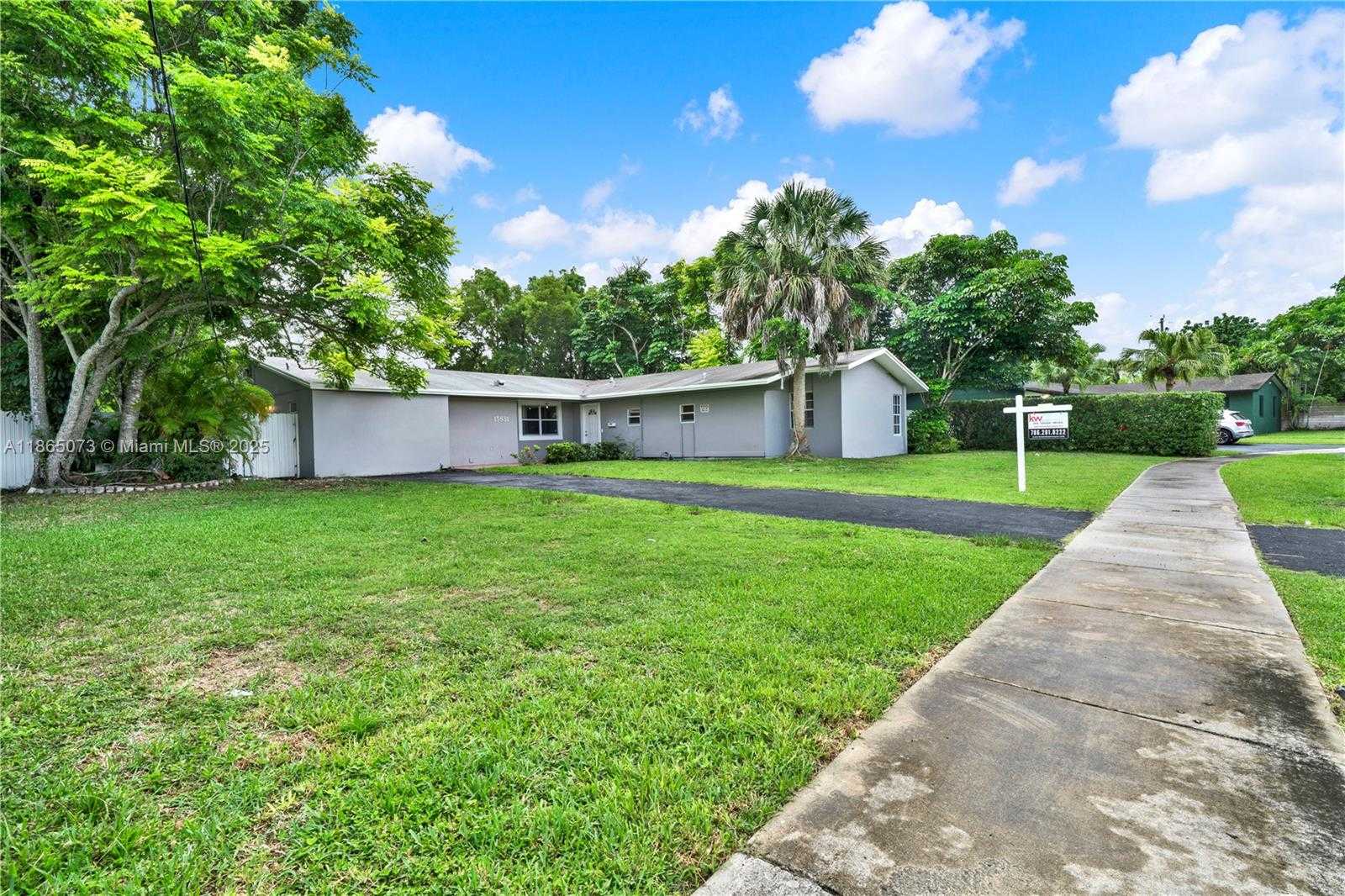Small Image of 15831 PALMETTO CLUB DR, Miami Number 38