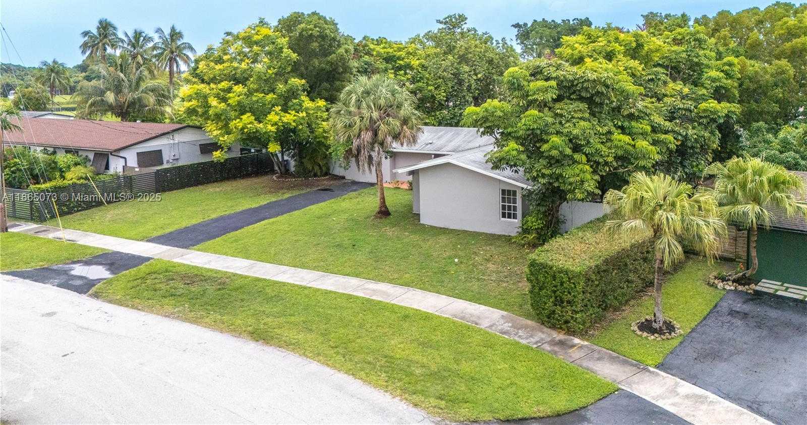 Small Image of 15831 PALMETTO CLUB DR, Miami Number 39