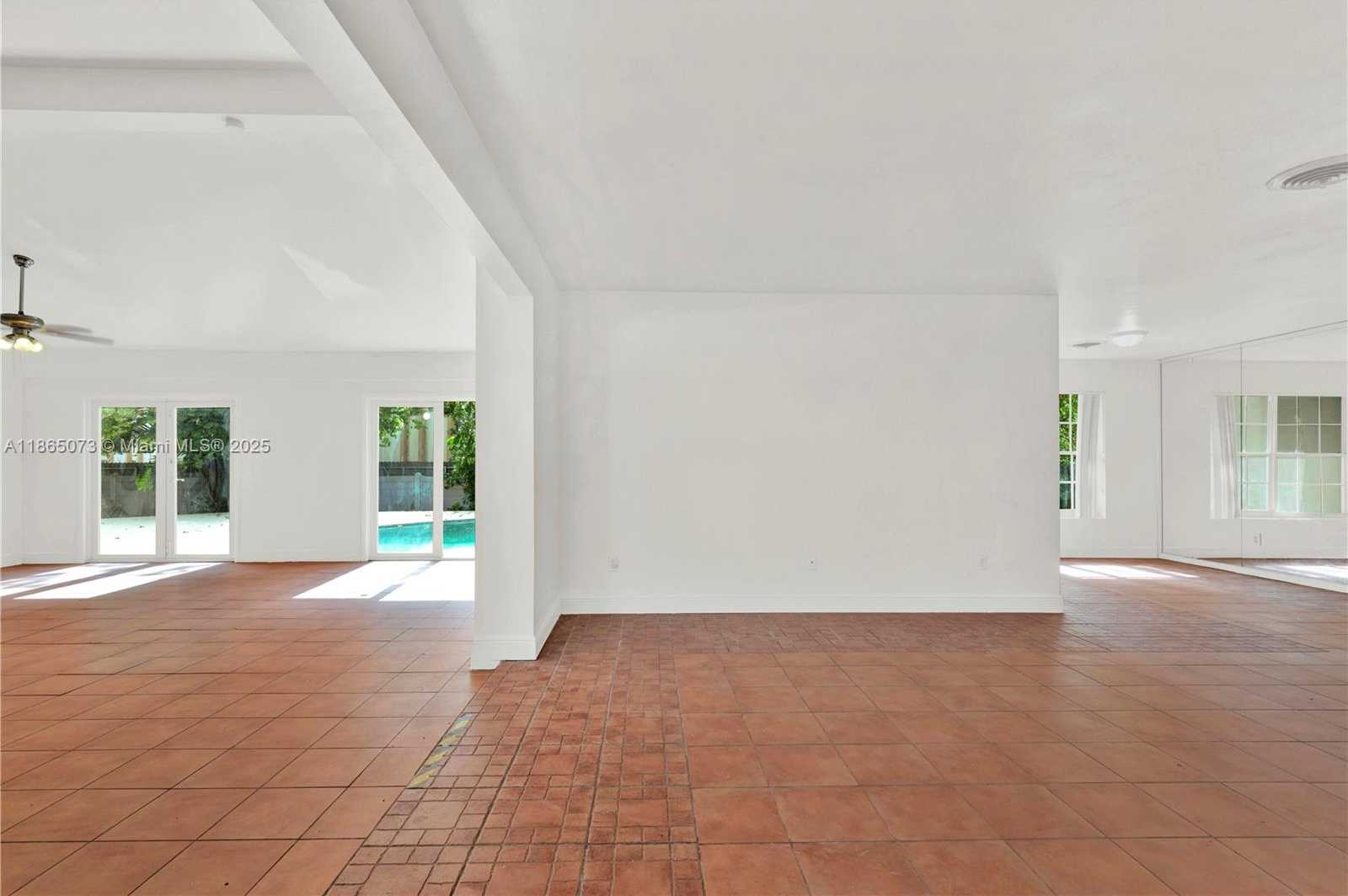 Small Image of 15831 PALMETTO CLUB DR, Miami Number 4