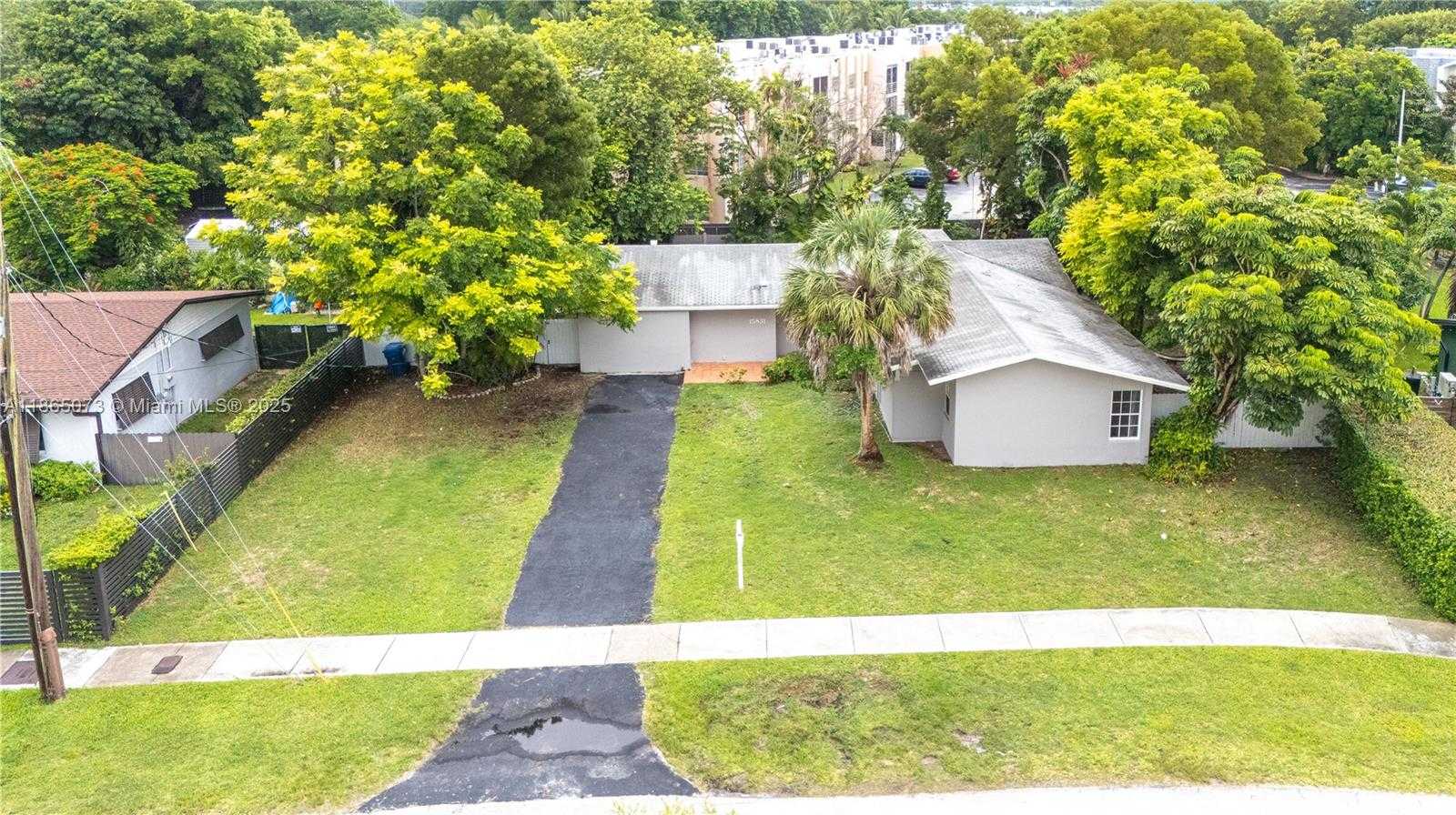 Small Image of 15831 PALMETTO CLUB DR, Miami Number 40