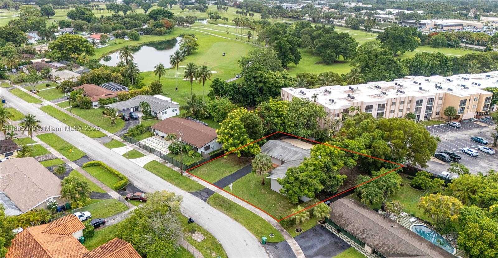 Small Image of 15831 PALMETTO CLUB DR, Miami Number 41