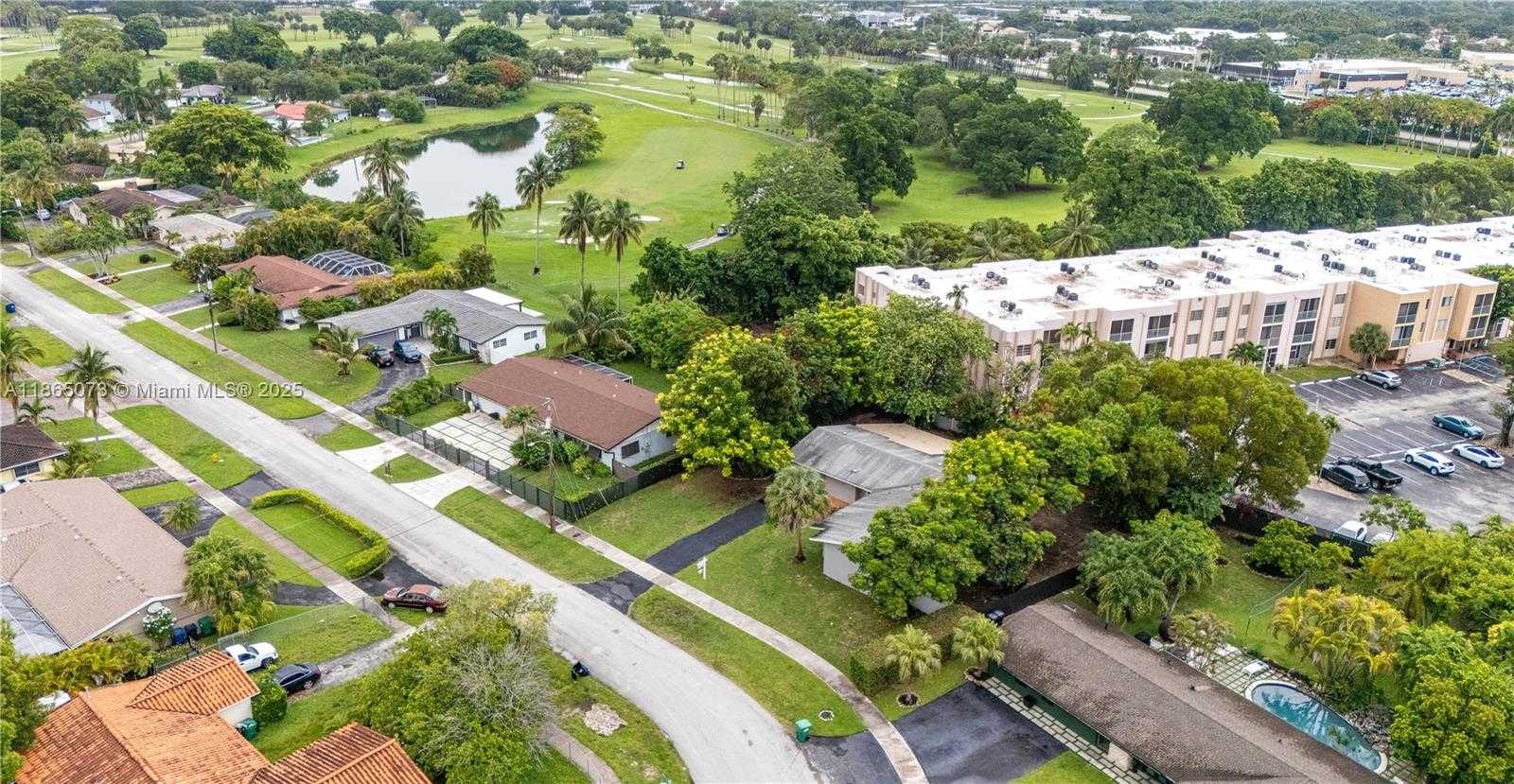 Small Image of 15831 PALMETTO CLUB DR, Miami Number 42