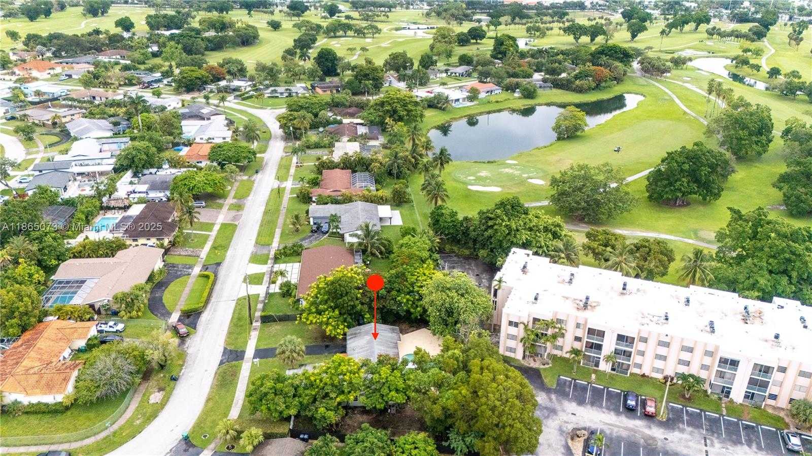 Small Image of 15831 PALMETTO CLUB DR, Miami Number 43