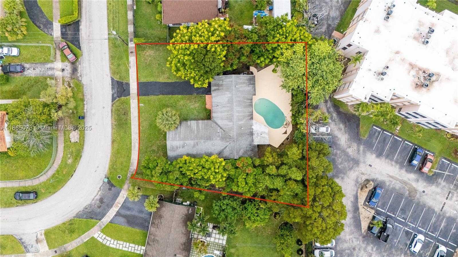 Small Image of 15831 PALMETTO CLUB DR, Miami Number 44
