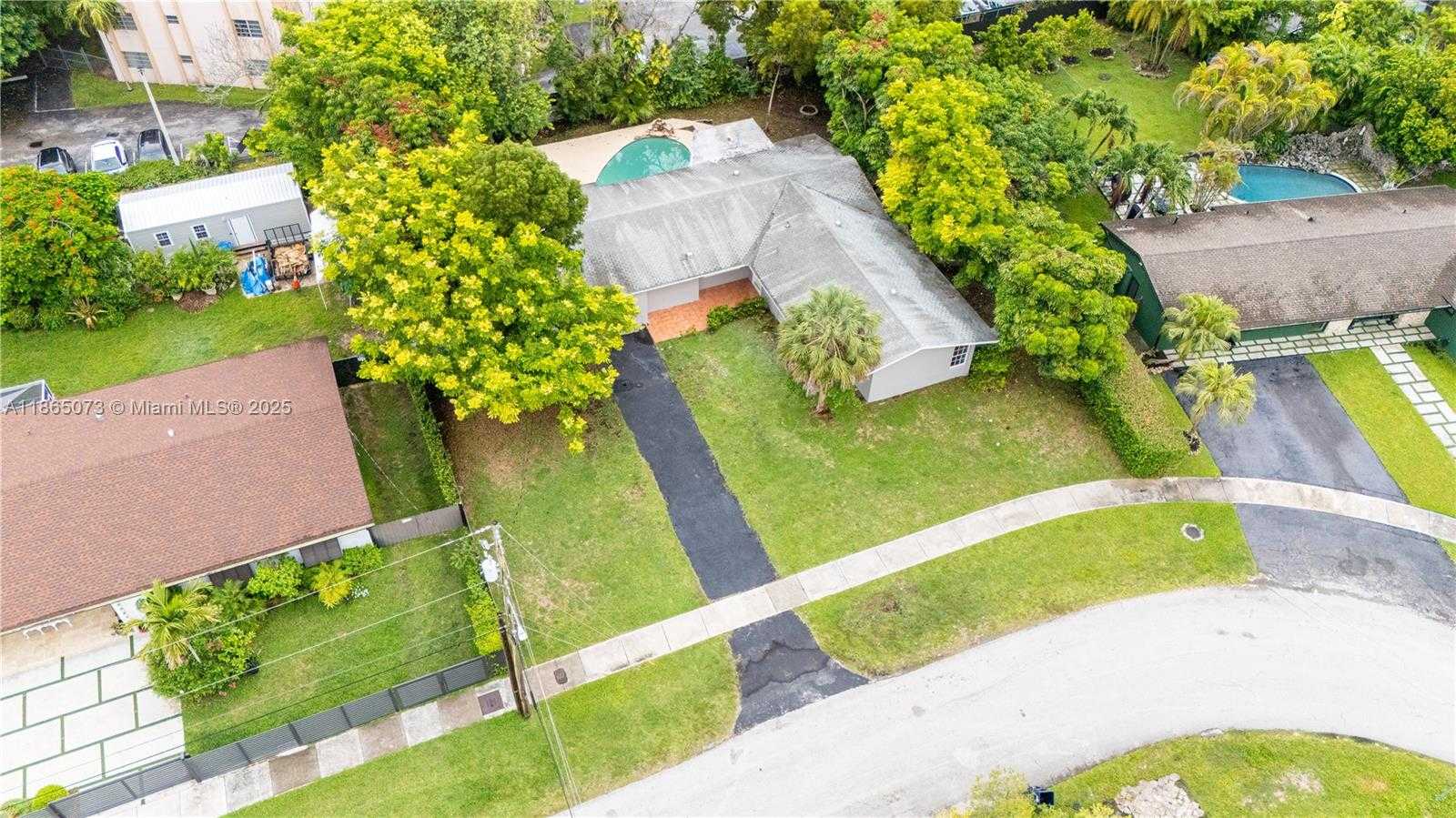 Small Image of 15831 PALMETTO CLUB DR, Miami Number 45