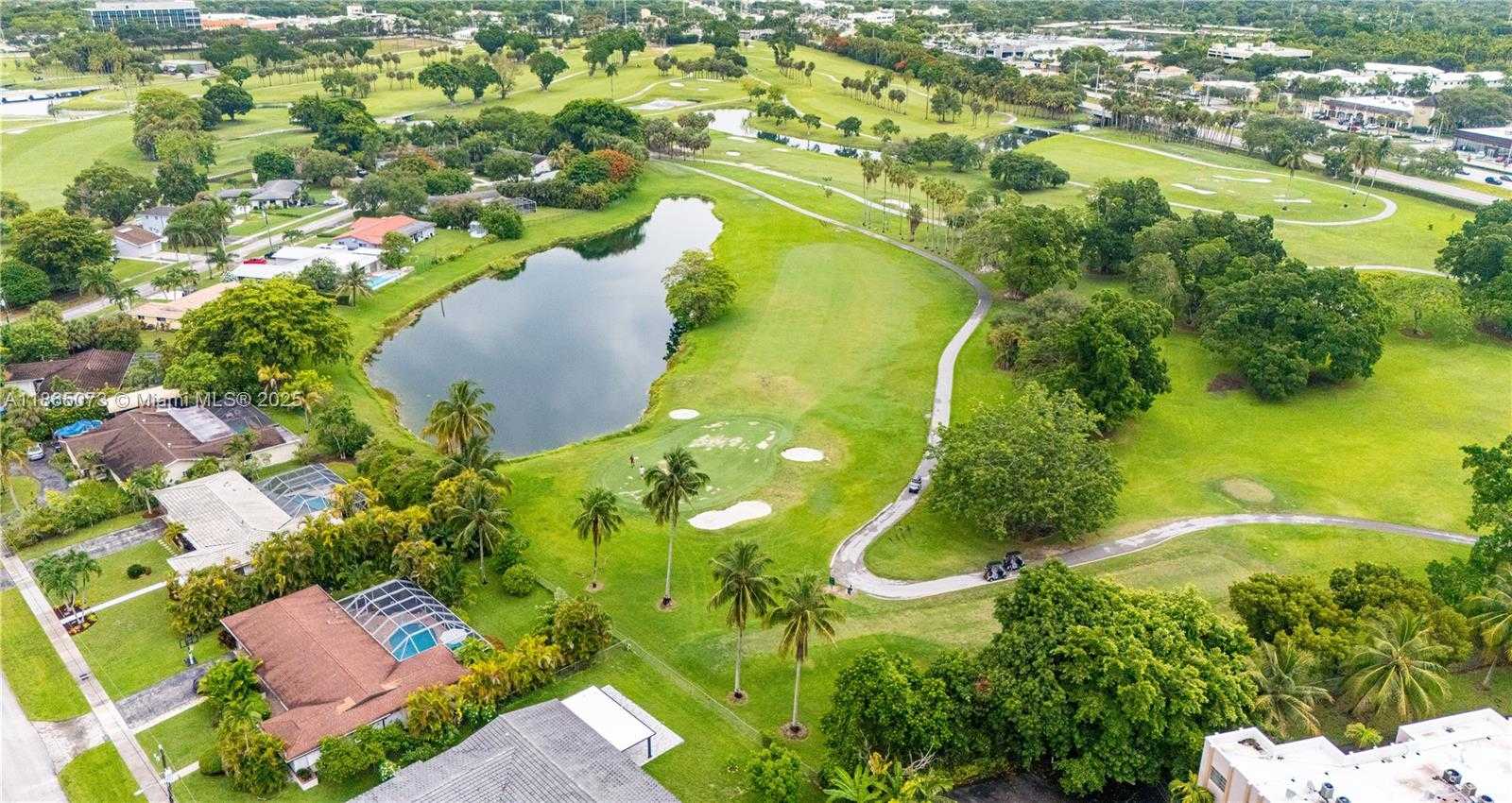 Small Image of 15831 PALMETTO CLUB DR, Miami Number 47