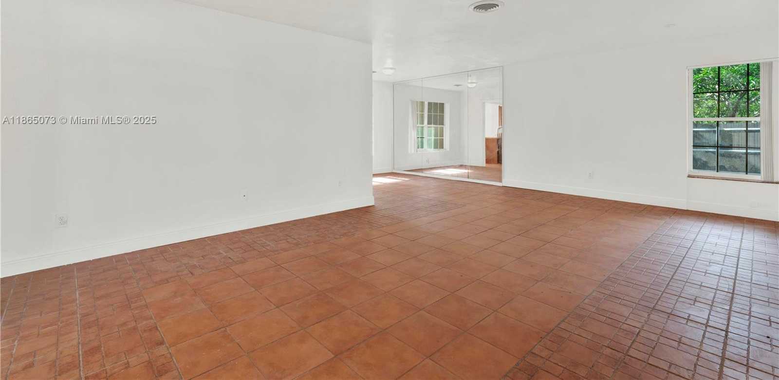 Small Image of 15831 PALMETTO CLUB DR, Miami Number 5