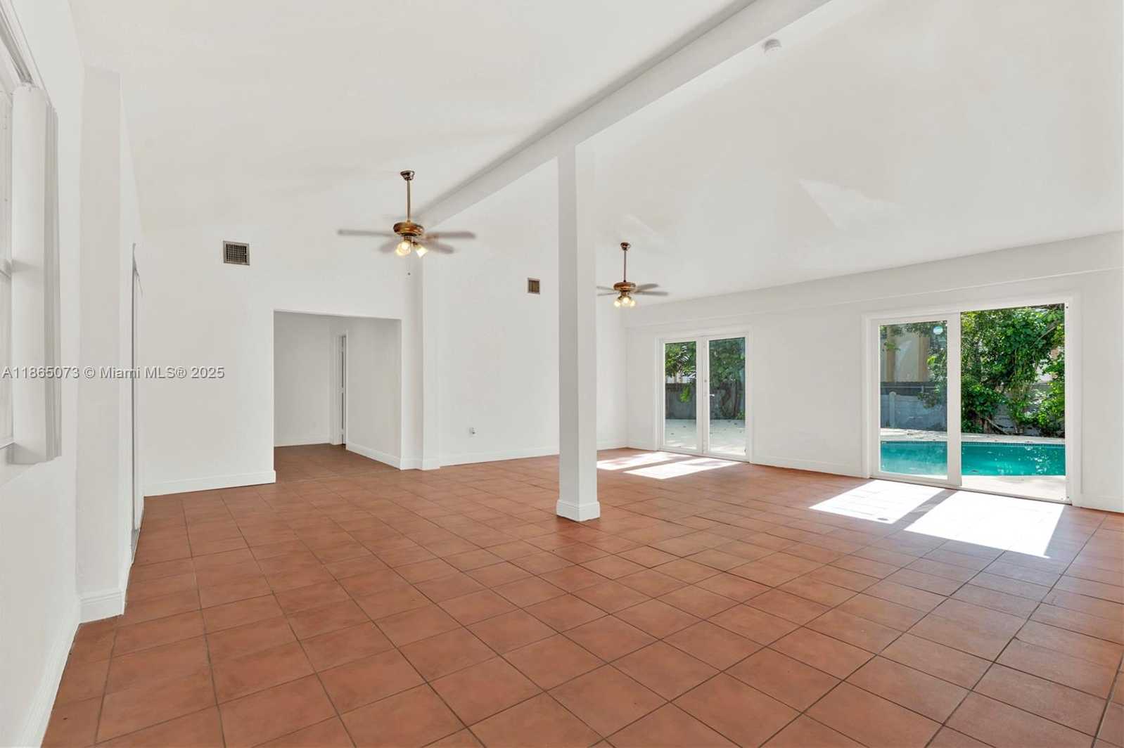 Small Image of 15831 PALMETTO CLUB DR, Miami Number 6