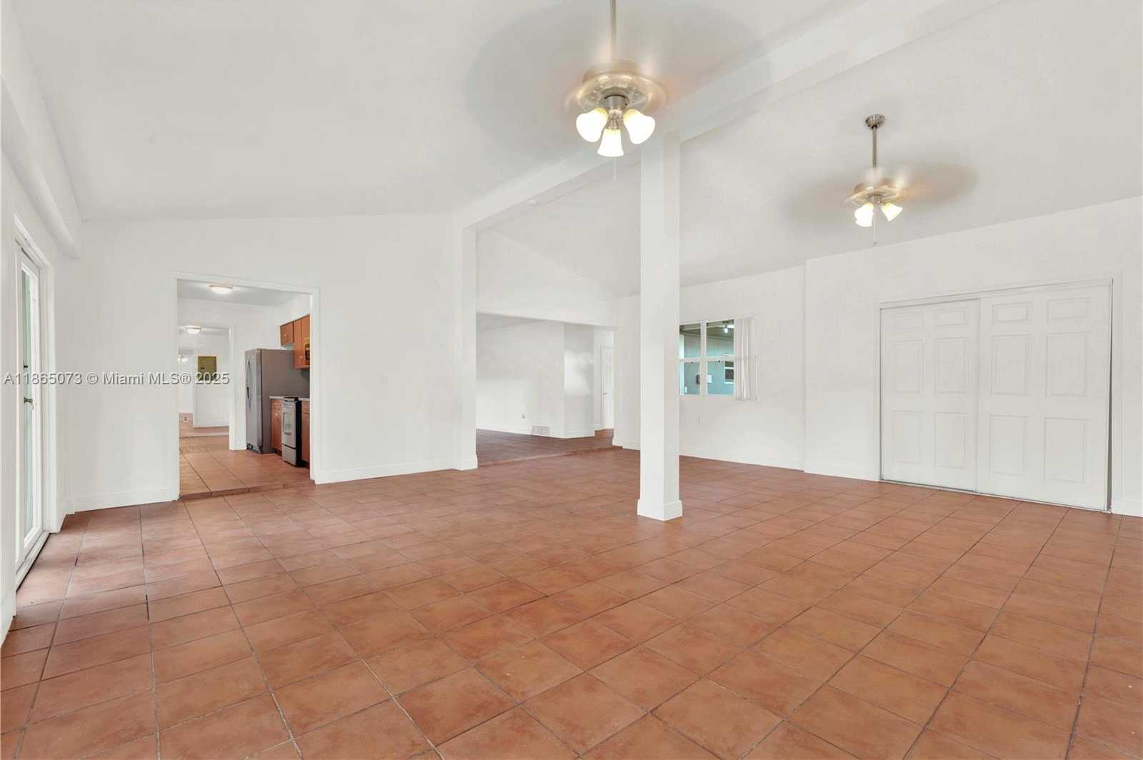 Small Image of 15831 PALMETTO CLUB DR, Miami Number 7