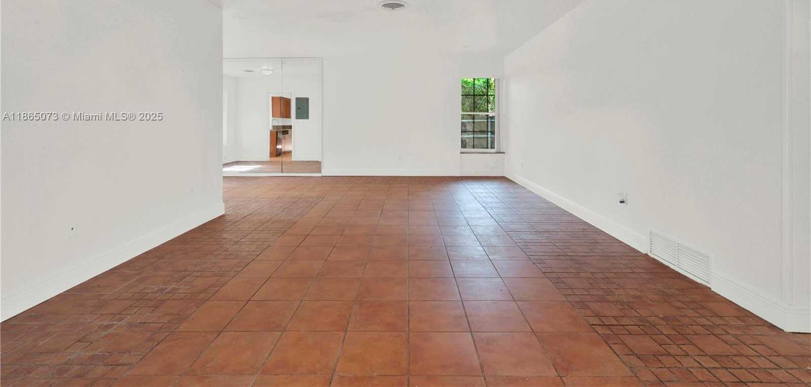 Small Image of 15831 PALMETTO CLUB DR, Miami Number 8