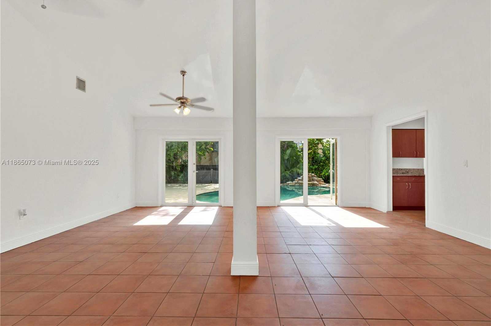 Small Image of 15831 PALMETTO CLUB DR, Miami Number 9