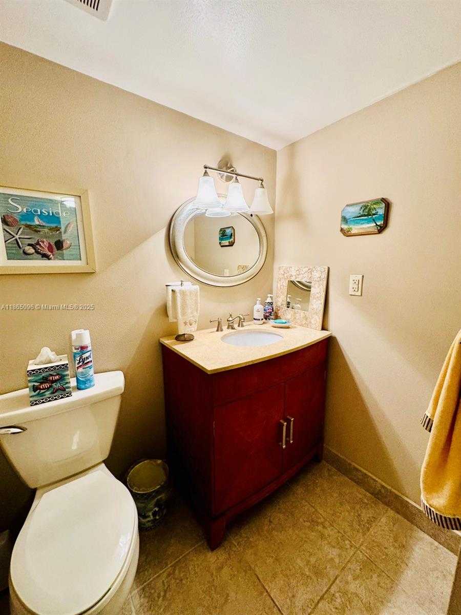 Small Image of 2625 COLLINS AVE #305, Miami Beach Number 12