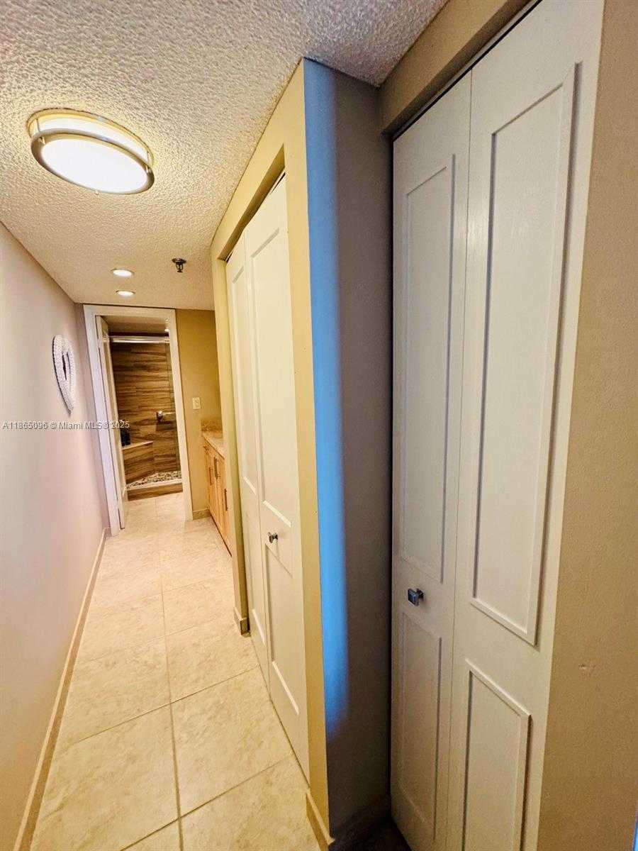 Small Image of 2625 COLLINS AVE #305, Miami Beach Number 13