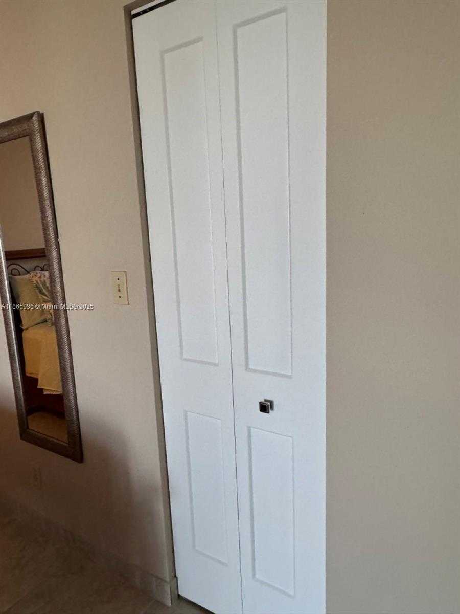 Small Image of 2625 COLLINS AVE #305, Miami Beach Number 14